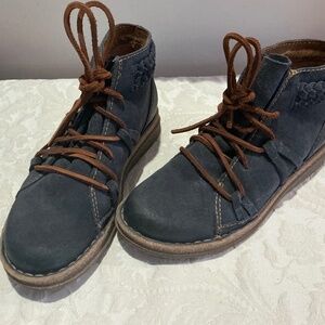 LNWOT Born Nubuck Temple Boots Size 7
